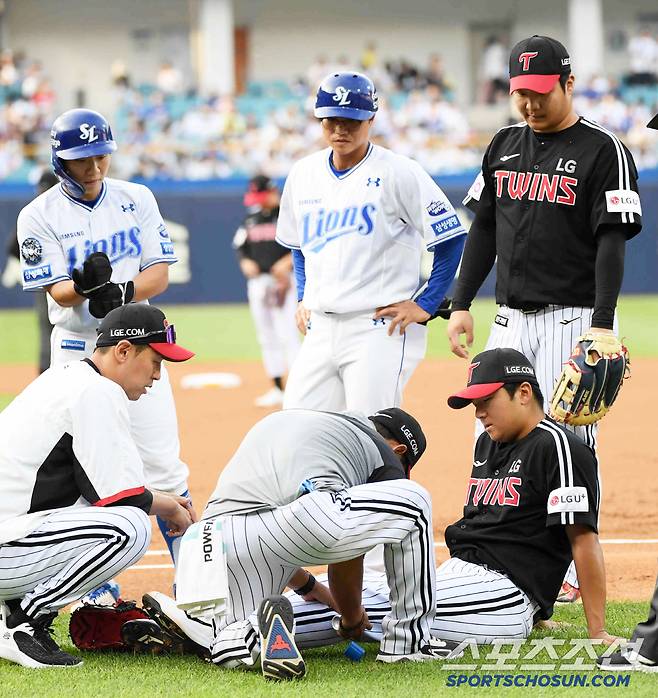 경기 시작과 동시에 강습 타구에 맞고 쓰러진 송승기를 김지찬이 걱정하고 있다.