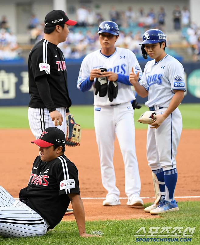 송승기가 타구에 맞은 사실을 1루에 도착한 뒤에야 알게된 김지찬은 미안한 마음에 시선을 떼지 못했다.