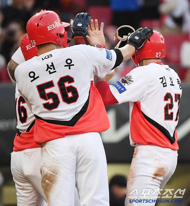 5일 광주 기아 챔피언스필드에서 열린 롯데-KIA전. 5회말 무사 만루 김호령이 만루홈런을 친 후 환영받고 있다. 광주=정재근 기자 cjg@sportschosun.com/2025.7.5/