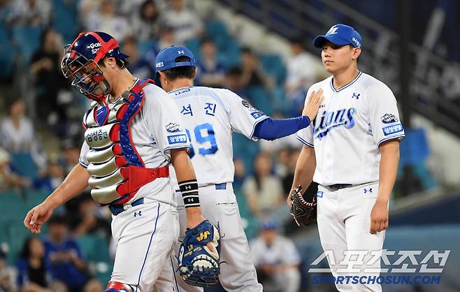 5일 대구 라이온즈파크에서 열린 삼성 라이온즈와 LG 트윈스의 경기. 7회말 1사 1,2루 마운드에 올랐던 삼성 배찬승이 볼넷만 3개 허용한 뒤 마운드에셔 내려오고 있다. 대구=박재만 기자 pjm@sportschosun.com/2025.07.05/