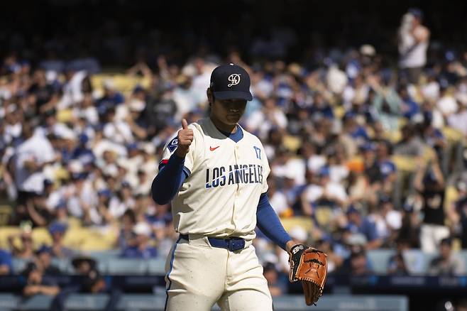 오타니가 1회초를 무실점으로 넘긴 뒤 엄지를 치켜세우며 마운드를 내려가고 있다. AP연합뉴스