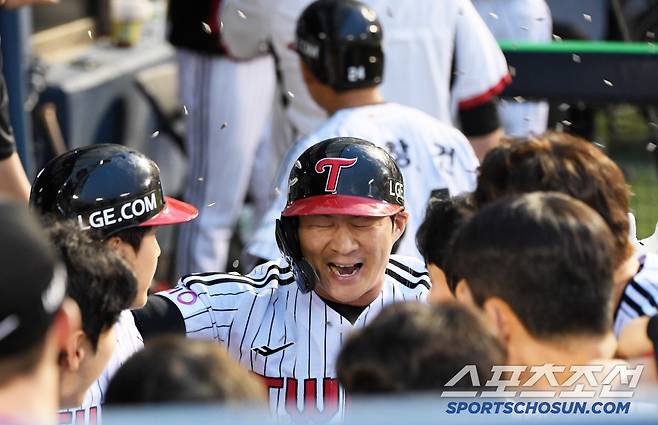 15일 잠실구장에서 열린 LG 트윈스와 키움 히어로즈의 경기. 4회말 2사 1루 LG 오지환이 투런포를 날린 뒤 환호하고 있다. 잠실=박재만 기자 pjm@sportschosun.com/2025.05.15/