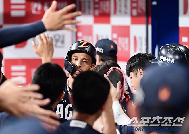 9회 문현빈 적시타 때 득점에 성공한 리베라토.