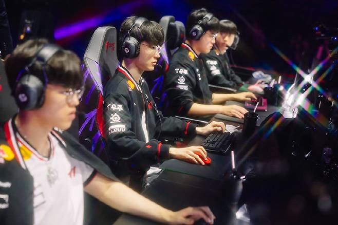 LCK의 T1 선수들이 6일 캐나다 밴쿠버 퍼시픽 콜리세움에서 열린 'MSI 2025' 브래킷 스테이지 2라운드 LPL 빌리빌리 게이밍과의 경기를 준비하고 있다. 사진제공=라이엇게임즈