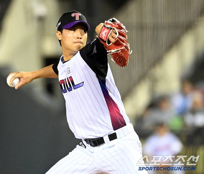 27일 잠실야구장에서 열린 KIA와 LG의 경기, LG 이정용이 역투하고 있다. 잠실=허상욱 기자wook@sportschosun.com/2025.06.27/