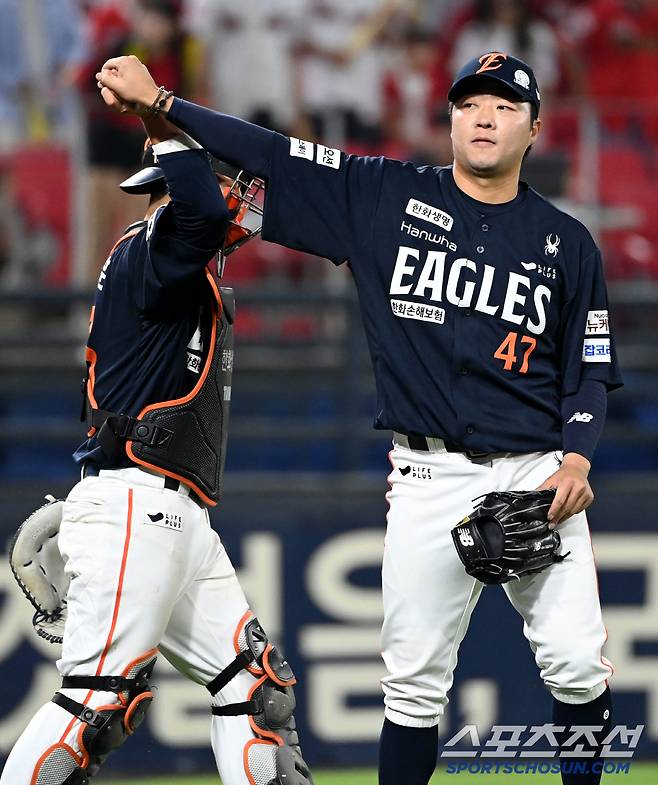 7일 광주KIA챔피언스필드에서 열린 한화와 KIA의 경기,한화가 연장 승부 끝 3대2로 승리했다. 승리의 기쁨을 나누는 김범수 최재훈 배터리의 모습.광주=허상욱 기자wook@sportschosun.com/2025.06.07/