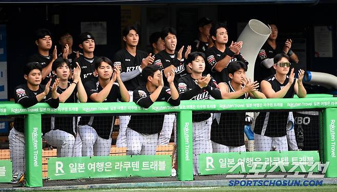 6일 잠실야구장에서 열린 KT와 두산의 경기, 김재호가 1회초 교체되자 박수를 보내는 KT 선수단의 모습. 잠실=허상욱 기자wook@sportschosun.com/2025.07.06/