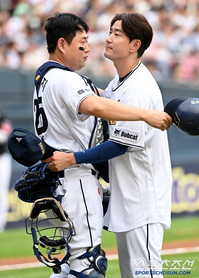 6일 잠실야구장에서 열린 KT와 두산의 경기, 김재호가 1회초 교체되며 양의지와 포옹하고 있다. 잠실=허상욱 기자wook@sportschosun.com/2025.07.06/