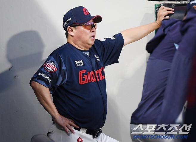 6일 광주 기아 챔피언스필드에서 열린 롯데-KIA전. 5회초 2사 1, 2루 전민재의 안타 때 레이예스가 홈으로 쇄도했다. 심판이 아웃을 선언하자 비디오판독을 요청한 김태형 감독이 결과를 기다리고 있다. 광주=정재근 기자 cjg@sportschosun.com/2025.7.6/