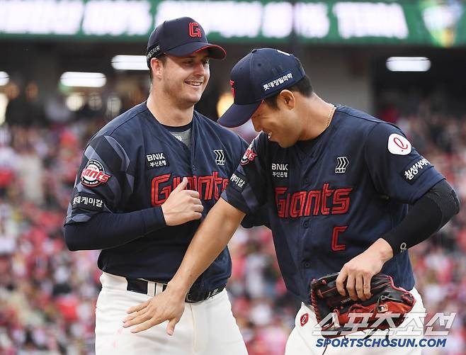 6일 광주 기아 챔피언스필드에서 열린 롯데-KIA전. 3회말 2사 최형우의 타구를 펜스 앞에서 점프해 잡아낸 전준우가 데이비슨의 환영을 받고 있다. 광주=정재근 기자 cjg@sportschosun.com/2025.7.6/