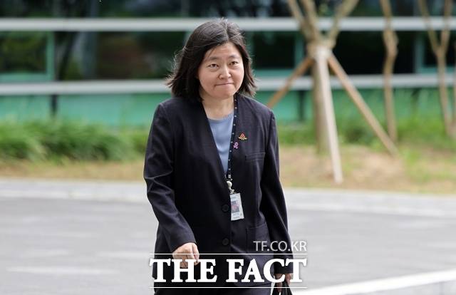 [서울=뉴시스] 홍효식 기자 = 임은정 신임 서울동부지검장이 4일 서울 송파구 서울동부지방검찰청으로 출근하고 있다. 2025.07.04. yesphoto@newsis.com