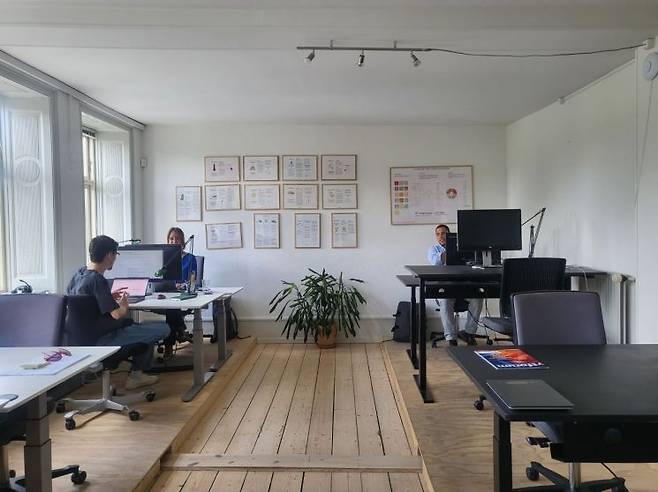 덴마크 코펜하겐에 위치한 몰바 사무실 전경. 주 5일 근무 중 주 2일을 재택으로 근무하는 몰바 직원들의 자리가 비어 있다. 이현주 기자