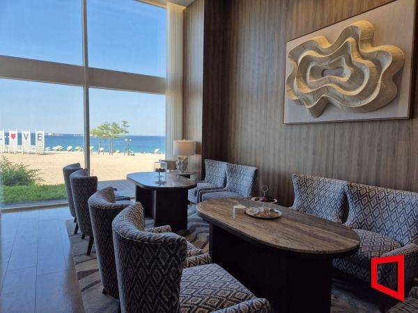 그랜드켄싱턴 회원들을 위해 만들어진 라운지 공간. 음료와 다과가 준비되어 있다. 해변을 바라보며 휴식을 즐기기 좋은 공간이다.