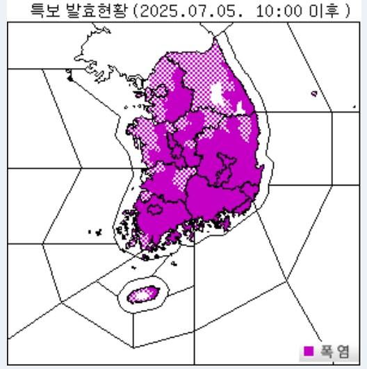 ⓒ기상청: 오늘날씨-전국에 폭염특보가 발효된 가운데, 전국 대부분 지역에서 최고체감온도가 33도 이상(일부 경기도와 강원동해안, 충청권, 남부지방, 제주도동부 35도 내외)으로 올라 매우 무덥겠고, 일부 지역에서 열대야가 나타나는 곳이 많겠다.