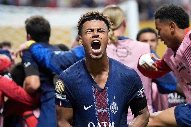 5일 FIFA(국제축구연맹) 클럽월드컵 8강전에서 바이에른 뮌헨(독일)을 상대로 득점 세레모니를 하고 있는 프랑스 파리 생제르맹 공격수 데지레 두에(23)/AP 연합뉴스