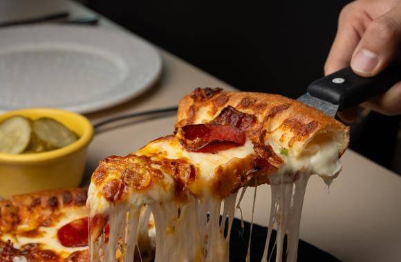Lee Jaemo Pizza in Busan has been in business for over 30 years. It’s known for its generous toppings made with locally sourced Imsil cheese. /Courtesy of Busan Tourism Organization