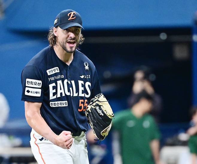 6일 서울 고척돔에서 열린 키움과 한화의 프로야구 경기. 한화 선발 라이언 와이스가 5회 2사 만루 위기를 넘긴 뒤 환호하고 있다. /송정헌 기자