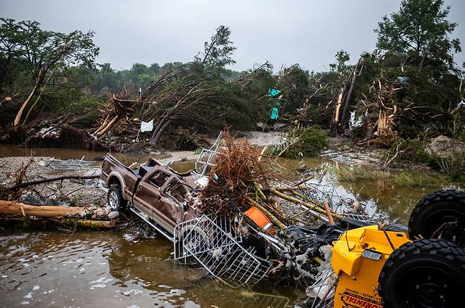 폭우로 갑작스럽게 불어난 빗물에 쓸려나간 미국 텍사스주 커빌의 5일 홍수 피해 모습. /로이터 연합뉴스