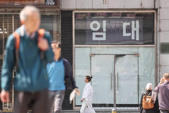 서울 종로2가 일대 폐업한 상점에 임대 광고문이 게시돼 있다. /뉴스1