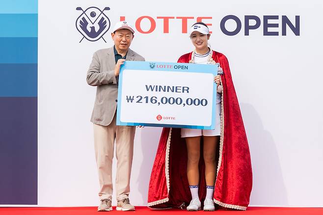 신동빈 롯데그룹 회장(왼쪽)이 제15회 롯데 오픈 우승자 박혜준 선수와 기념촬영을 하고 있다./롯데지주 제공