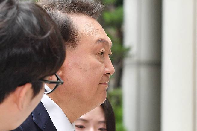 윤석열 전 대통령이 3일 서울 서초구 서울중앙지방법원에서 열린 우두머리 혐의·직권남용 권리행사 방해 혐의 사건 9차 공판에 출석하고 있다./뉴스1