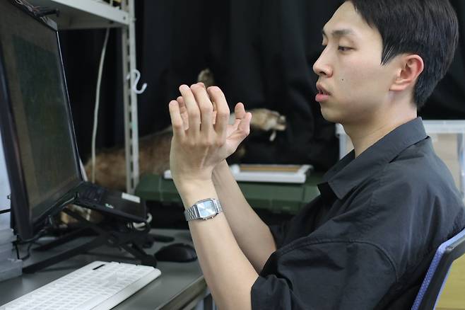 백승윤 도쿄농공대 박사후연구원이 컴퓨터 모니터로 대형 포유류 분포 지역을 살펴보고 있다. /도쿄=박근태 과학전문기자