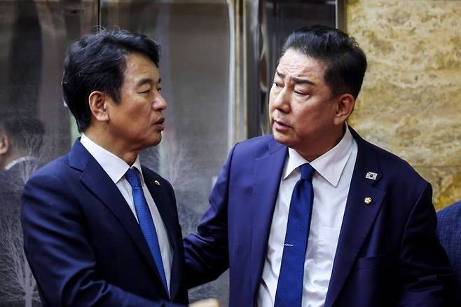 김병기 더불어민주당 원내대표(오른쪽)와 문진석 원내수석부대표가 지난달 26일 서울 여의도 국회에서 국회의장과 회동을 위해 국회의장실로 이동하며 대화하고 있다. ⓒ뉴시스