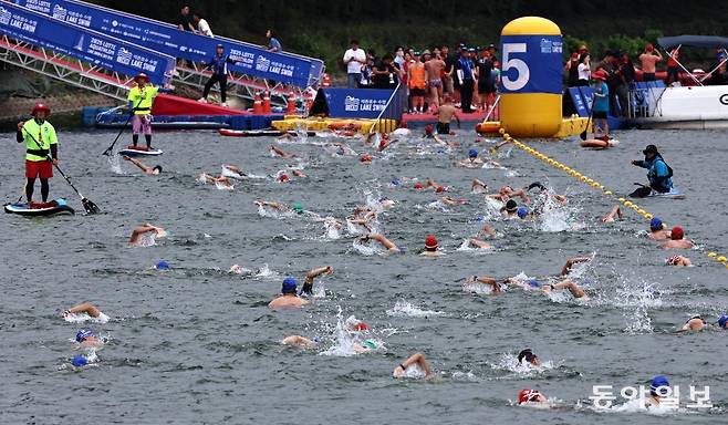 6일 서울 송파구 석촌호수 동호에서 열린 2025 롯데 아쿠아슬론에서 참가자들이 수영 출발을 하고 있다. 2022년부터 매년 여름 열려 올해로 4회째를 맞이한 ‘롯데 아쿠아슬론’은 석촌호수 동호를 두 바퀴(총 1.5km) 완영 후, 롯데월드타워 1층부터 123층까지 2,917개의 계단을 오르는 수직 마라톤 스카이런(SKY RUN)을 결합한 대회다. 양회성 기자 yohan@donga.com