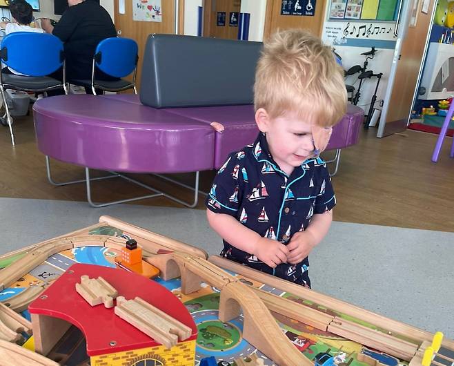 영국에서 두 살배기 아이가 어린이집에서 찍힌 사진 덕분에 희귀 안구암 ‘망막아세포종’을 조기 진단받았다. 사진 속 왼쪽 눈의 비정상적인 반사가 단서가 됐고, 정밀 검사 끝에 악성 종양이 확인돼 안구를 적출했다. 전문가들은 사진 속 ‘하얀 동공’이 암의 초기 신호일 수 있다며, 눈에 이상이 보이면 즉시 안과 검진을 받으라고 강조했다. (사진=JustGiving 캡처)