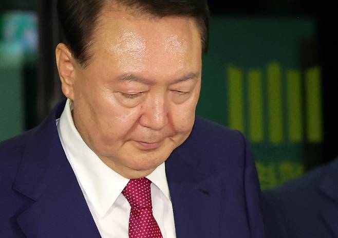 윤석열 전 대통령이 5일 오후 서울 서초구 서울고등검찰청에 마련된 내란특검 사무실에서 2차 대면 조사를 마친 뒤 귀가하고 있다. 2025.07.06 뉴시스