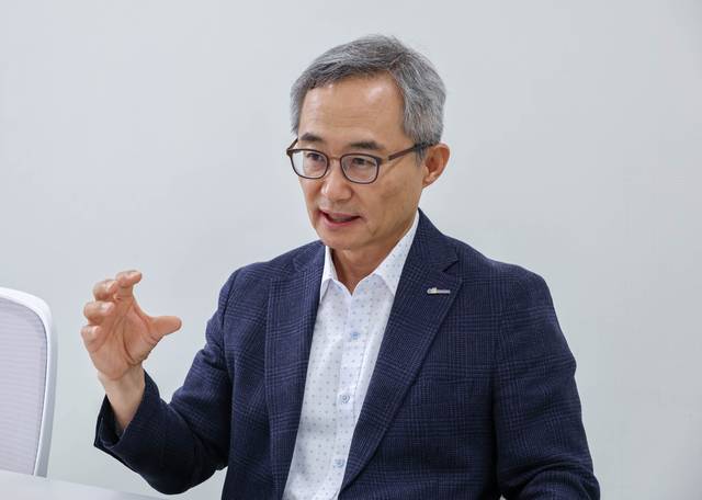 장경희 6G포럼 집행위원장(인하대 전자공학과 교수)이 서울시 중구 6G포럼 사무실에서 인터뷰 질문에 답하고 있다. 이슬기기자 9904sul@