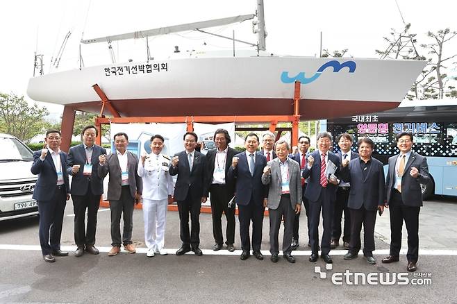 작년 국제e-모빌리티엑스포 전기선박협의회 야외 행사장에서 참석자들이 기념촬영하고 있는 모습.