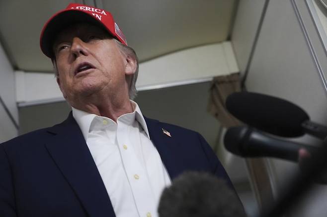 도널드 트럼프 미국 대통령이 4일(현지시간) 뉴저지주 모리스타운으로 가기 위해 탑승한 에어포스 원에서 기자들의 질문에 답하고 있다. AP 뉴시스