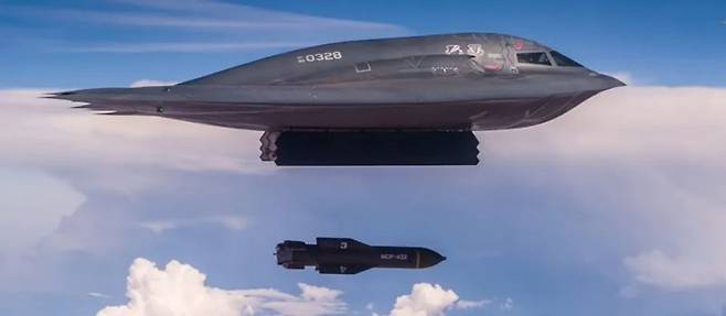 B-2가 초대형 벙커버스터 GBU-57을 투하하고 있다. 미 공군의 스텔스 폭격기 B-2 스피릿은 스텔스 기술을 활용한 전익기 형상으로 설계되었다. 최첨단 천체 추적 위치 기반 시스템을 탑재하고 있어 GPS가 없는 환경에서도 자율 항법과 목표에 대한 초정밀 타격이 가능하다. 미 공군 홈페이지 캡처