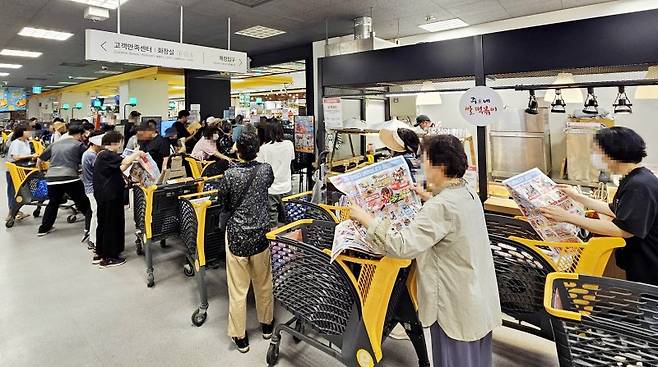 평일인 지난 4일 오전 이마트 용산점 오픈을 기다리는 고객들이 길게 줄을 서고 있다. 이마트 제공