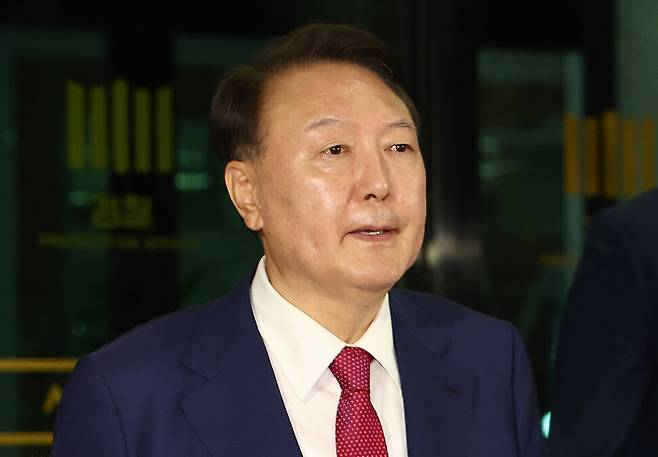 윤석열 전 대통령이 5일 내란 특검 2차 조사를 마치고 조은석 특별검사팀 사무실이 있는 서울 서초구 서울고검을 나서고 있다. 연합뉴스