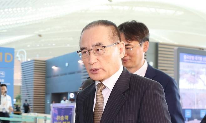 위성락 국가안보실장이 방미 일정을 위해 6일 인천국제공항을 통해 미국 워싱턴디시(D.C.)로 출국하고 있다. 위 실장은 오는 8일까지 사흘간 미국 정부 고위급 인사들과 상호관세 유예기간, 한미 정상회담 등 양국 간 현안을 논의할 것으로 전망된다. 연합뉴스