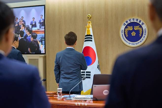 사진: 이재명 대통령과 국무위원이 6월 25일 국무회의에 앞서 국기에 대한 경례를 하고 있다. 6·25전쟁 발발 75주년을 맞아 이 대통령은 “경제가 안정되고 국민이 안심하며 안전한 삶을 살아갈 수 있도록 한반도 평화 체계를 굳건히 구축해 나가겠다”라고 다짐했다. 출처: 대통령실