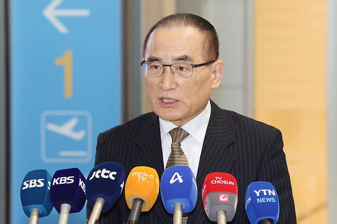 위성락 국가안보실장이 방미 일정을 위해 6일 인천국제공항을 통해 미국 워싱턴DC로 출국하기 앞서 취재진의 질문에 답하고 있다. 위 실장은 오는 8일까지 사흘간 미국 정부 고위급 인사들과 상호관세 유예기간, 한미 정상회담 등 양국 간 현안을 논의할 것으로 전망된다. 연합뉴스