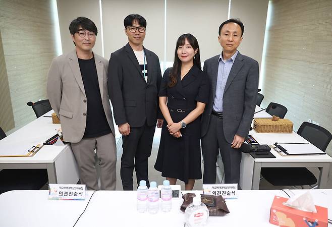 경기도 고양시 고양미래인재교육센터에 마련된 학교폭력대책심의위원회 심의실에서 노정철 경기도 교육청 생활교육과 장학사, 김익환 경기도 교육청 생활교육과 장학사, 최건희 경기도 고양교육지원청 생활교육과 학교폭력제로센터 변호사, 고재현 경기도 시흥교육청 지역교육과 장학사(왼쪽부터)가 촬영하고 있다. 의견진술석에 있는 갑티슈는 실제 의견진술이 시작되면 진술석에 앉은 학생들이 한 통을 다 쓴다고 한다. 윤운식 선임기자