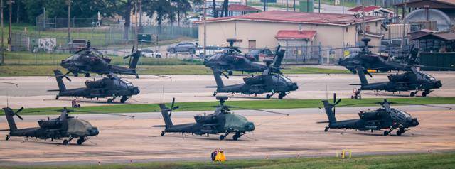 5월 23일 경기 평택시 캠프 험프리스에 주한미군 아파치 헬기가 세워져 있다. 뉴시스