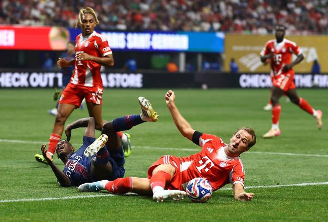 <yonhap photo-0673=""> Soccer Football - FIFA Club World Cup - Quarter Final - Paris St Germain v Bayern Munich - Mercedes-Benz Stadium, Atlanta, Georgia, U.S. - July 5, 2025 Paris St Germain's Nuno Mendes in action with Bayern Munich's Harry Kane REUTERS/Kai Pfaffenbach/2025-07-06 06:02:41/ <저작권자 ⓒ 1980-2025 ㈜연합뉴스. 무단 전재 재배포 금지, AI 학습 및 활용 금지></yonhap>