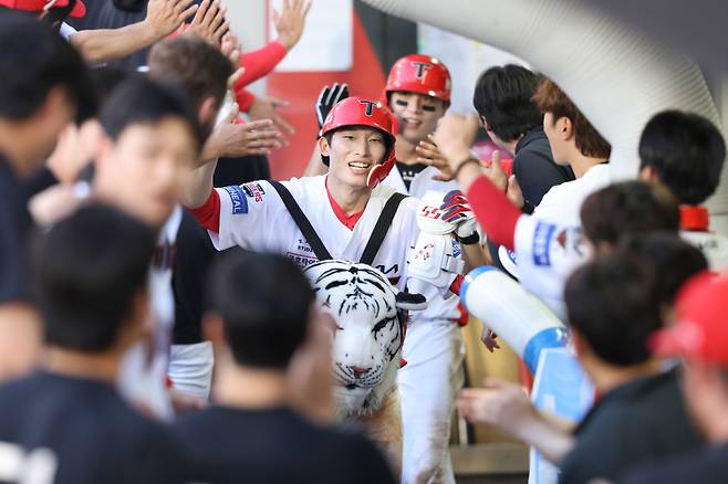 5일 광주 롯데전에서 홈런을 때려낸 김호령이 동료들의 축하를 받고 있다. KIA 제공