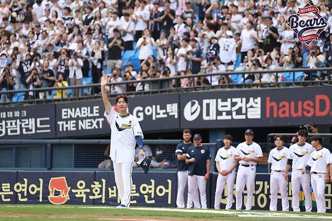 6일 잠실 KT 위즈전에서 교체되며 팬들에게 인사를 건네는 김재호. 두산 제공