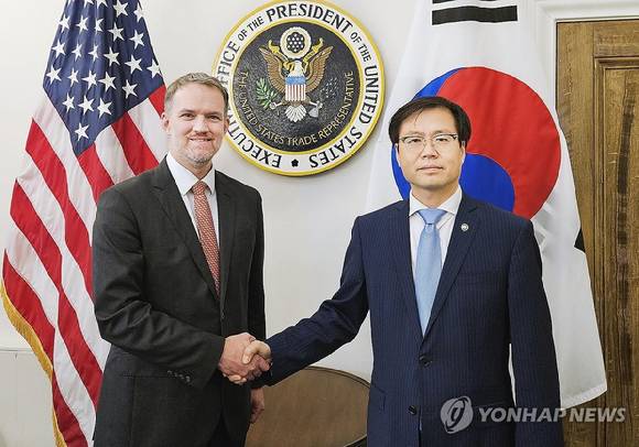 (오른쪽부터) 여한구 산업통상자원부 통상교섭본부장이 5일(현지시간) 미국 워싱턴 DC 미국무역대표부(USTR)에서 제이미슨 그리어 USTR 대표와 기념 촬영하고 있다. [사진=연합뉴스]