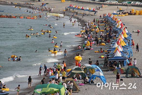 경주시 오류고아라해변을 찾은 피서객들이 해변과 물놀이를 즐기며 무더위를 식히고 있다. [사진=경주시청]