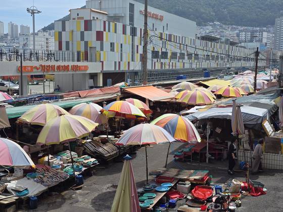 자갈치시장 노점상이 300m 가량 줄지어 있다. 부산시는 현대식 건물인 '자갈치아지매시장'을 지난해 완공했지만 상인들의 입점 반대로 개장이 무기한 연기된 상태다. 이은지 기자