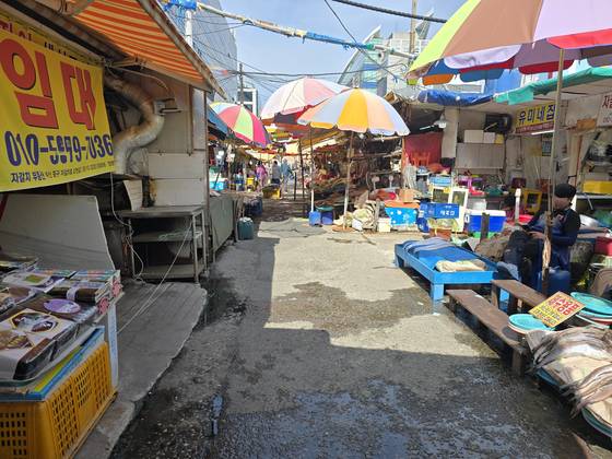 지난 1일 찾은 자갈치시장에 손님이 없어 한산한 모습이다. 한 상가 건물에는 '임대' 간판이 걸려져 있다.사진 이은지 기자