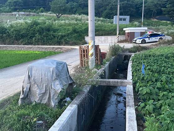 지난 5일 오후 7시35분쯤 전북 임실군 관촌리의 한 경로당 인근에서 보행 보조용 전동스쿠터가 1.5m 아래 농수로로 빠져 80대 여성이 숨졌다. 사진은 사고 현장. 사진 전북도소방본부