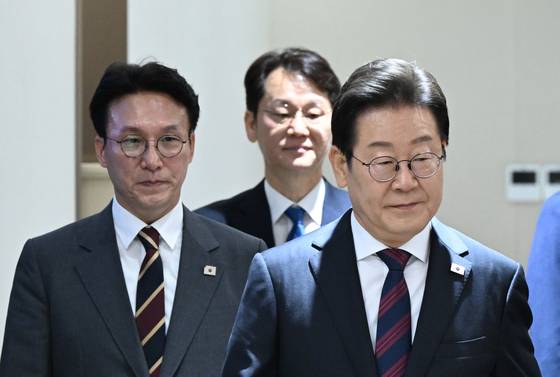 이재명 대통령과 김민석 국무총리가 5일 서울 용산 대통령실청사에서 열린 제29회 국무회의에 참석하고 있다. 대통령실사진기자단